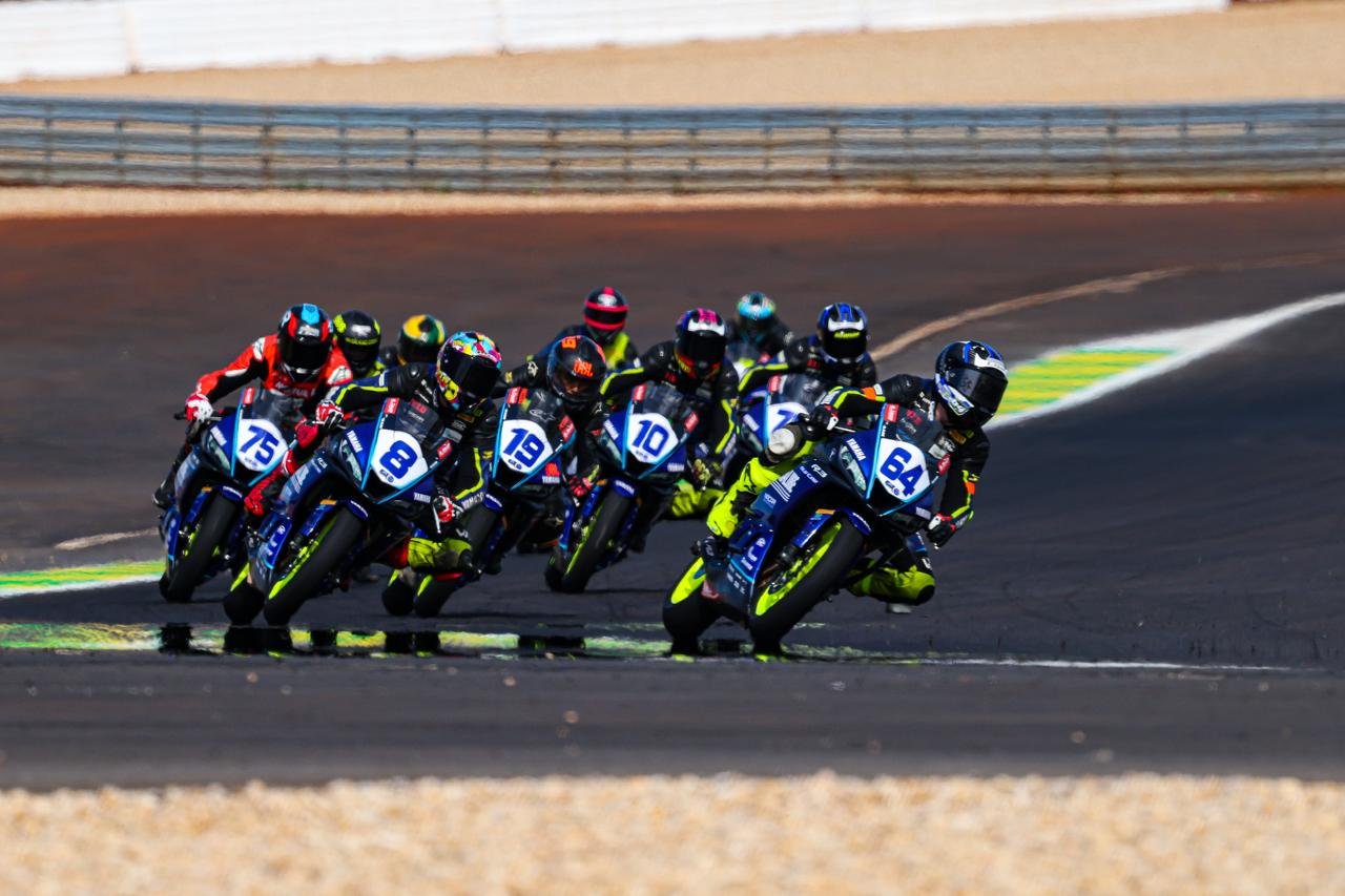 Milone (64) encabezando el pelotón